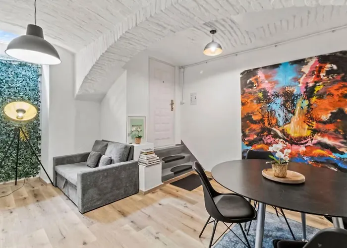 Cozy Belvedere Basement *